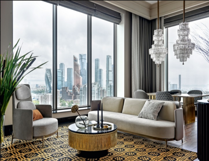 "Огненный" интерьер с видом на Москва-сити