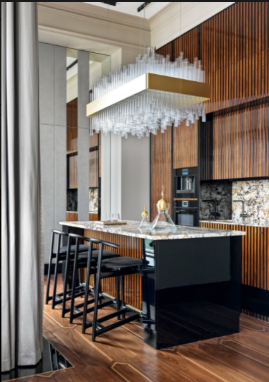 "Огненный" интерьер с видом на Москва-сити