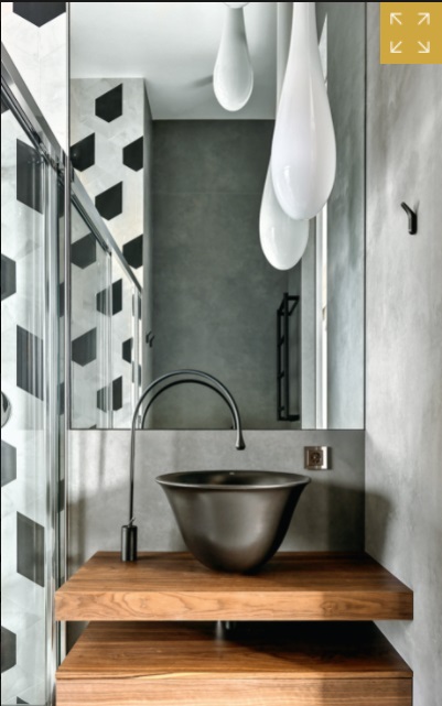 "Огненный" интерьер с видом на Москва-сити